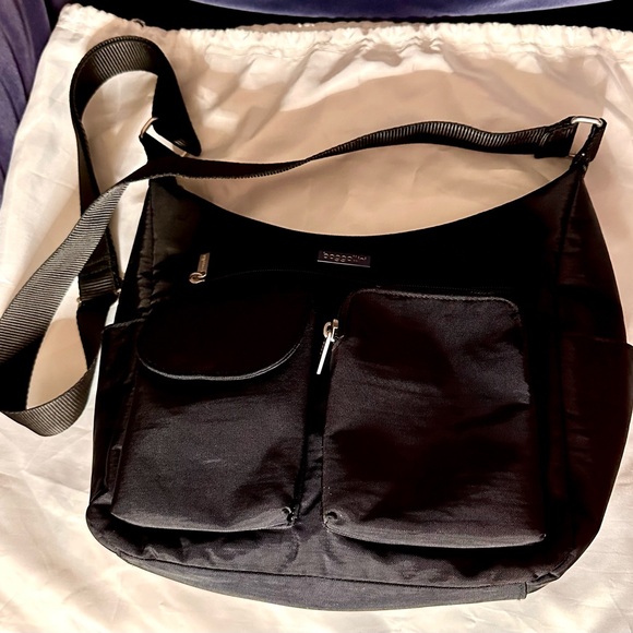 Black Baggallini Crossbody Bag, Great Travel Bag, Excellent Condition - Picture 2 of 13